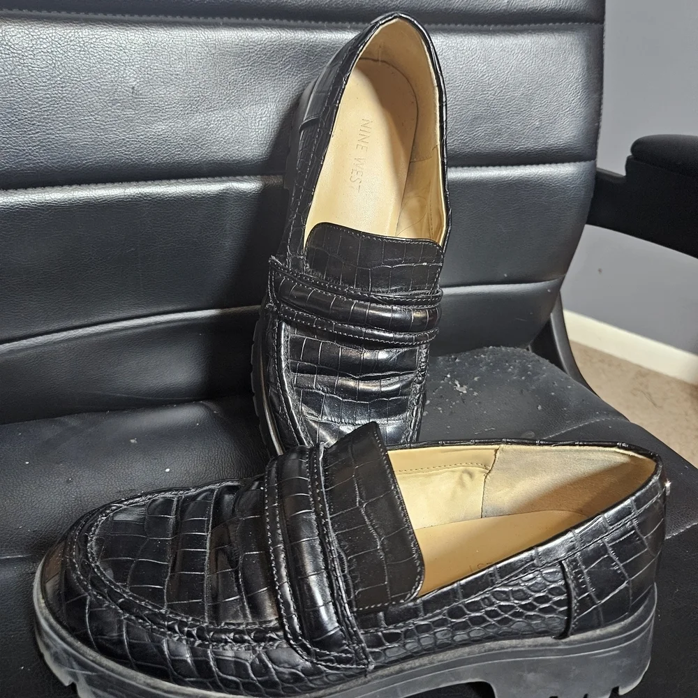 Black Crocodile Pattern Loafers
